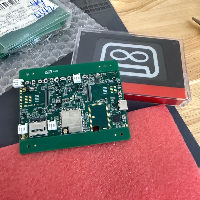 E-ink cassette with bare printed circuit board